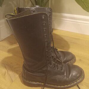Dr. Marten Tall Lace up boots - straight from the 90's!